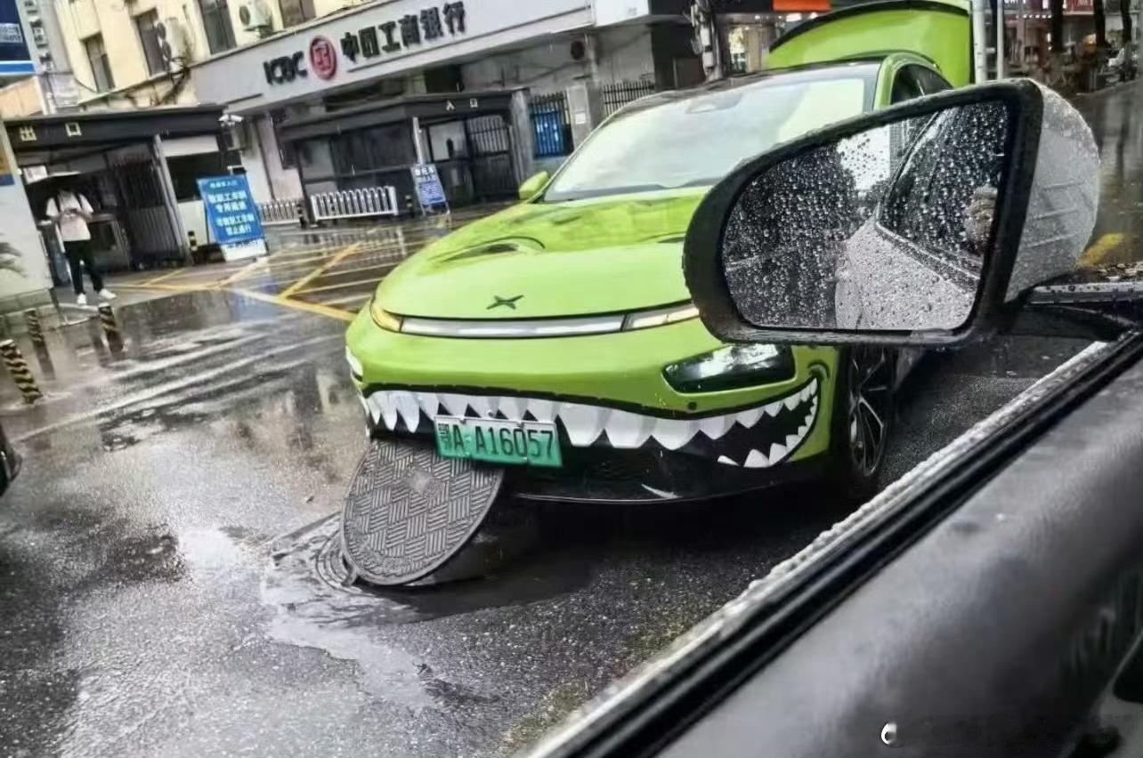 下这么大的雨，还有车有心情吃奥利奥