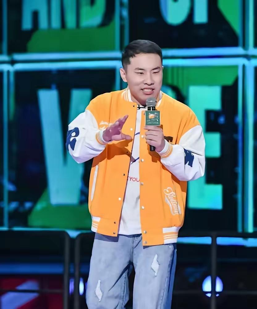 徐志胜这波操作，真得给个大写的服。走红毯穿的西装被何广智吐槽“该换件新的”