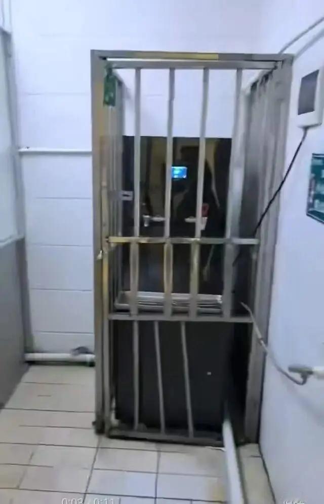 河南商丘，一医院内公共热水器被银白色铝合金栏杆焊得严严实实，出水口也被死死框住，