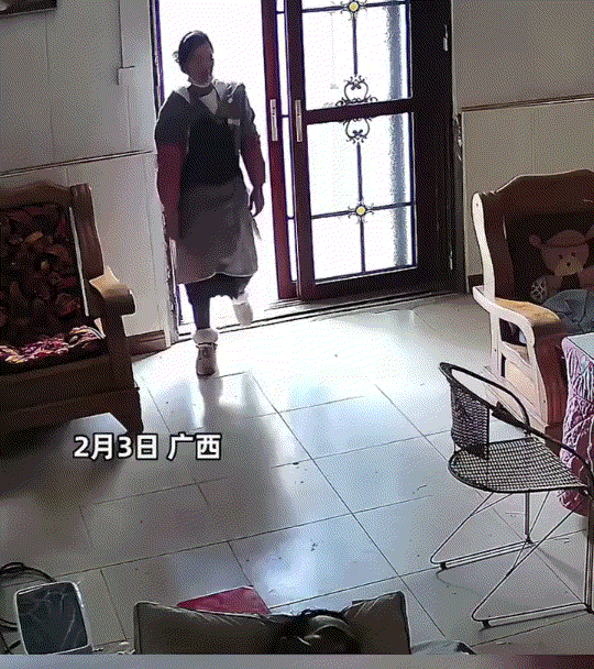 广西，女儿进屋看看病危的老父亲，不料走到父亲面前时，发现父亲已经去世了，女儿瞬间