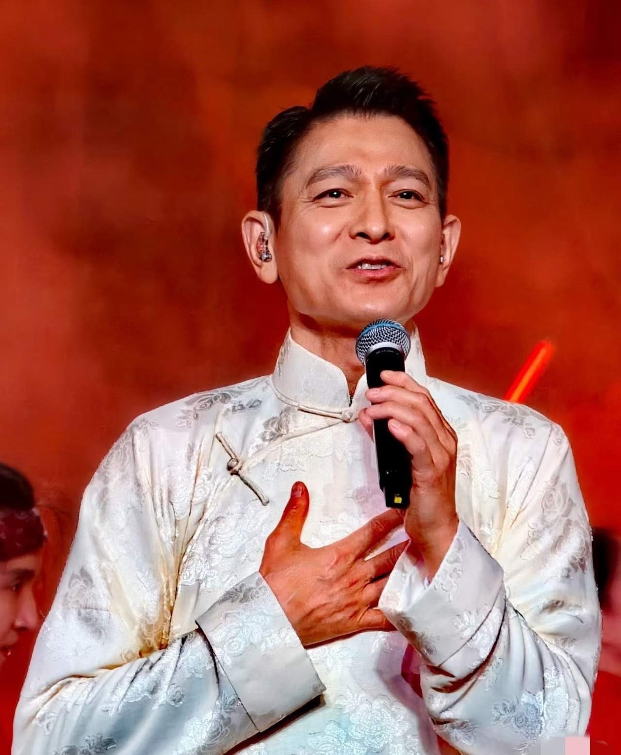 刘德华经纪人怕是要崩溃了，不是华仔行程爆满，也不是商务邀约太多，而是全运会一唱完