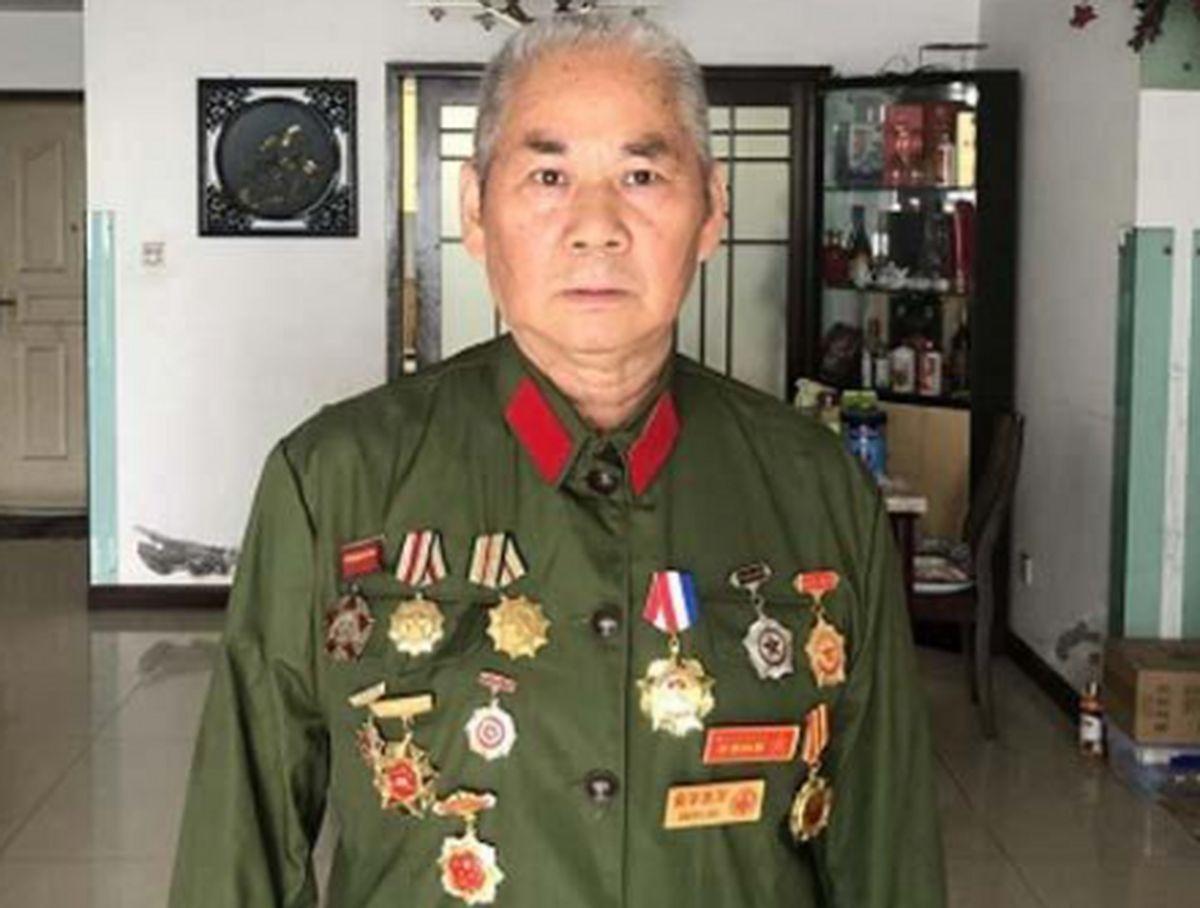 🌞1979年，我军战士巡逻时，意外发现一个手脚溃烂之人，他身上有一支枪、一