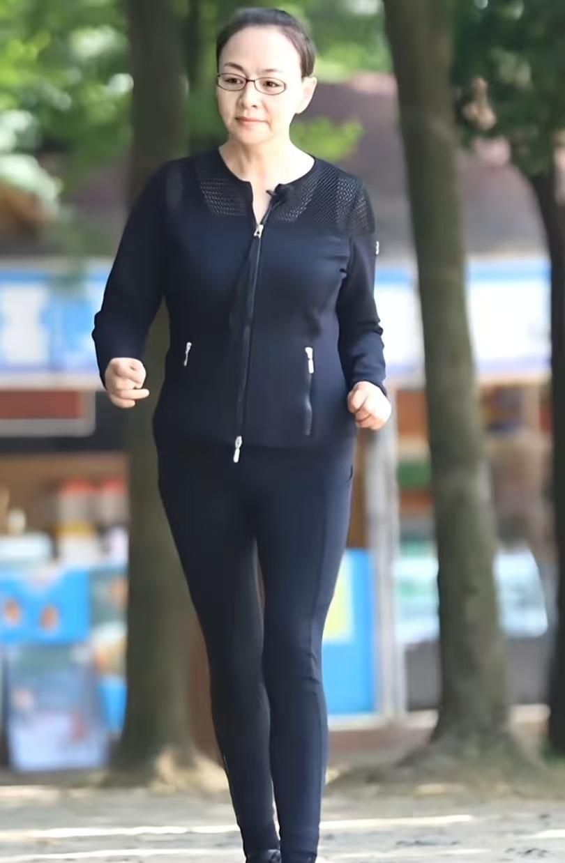 宋丹丹说，我允许子女啃老，我把他带到这个世界，他要啃我，我为什么不让？啃我可以，