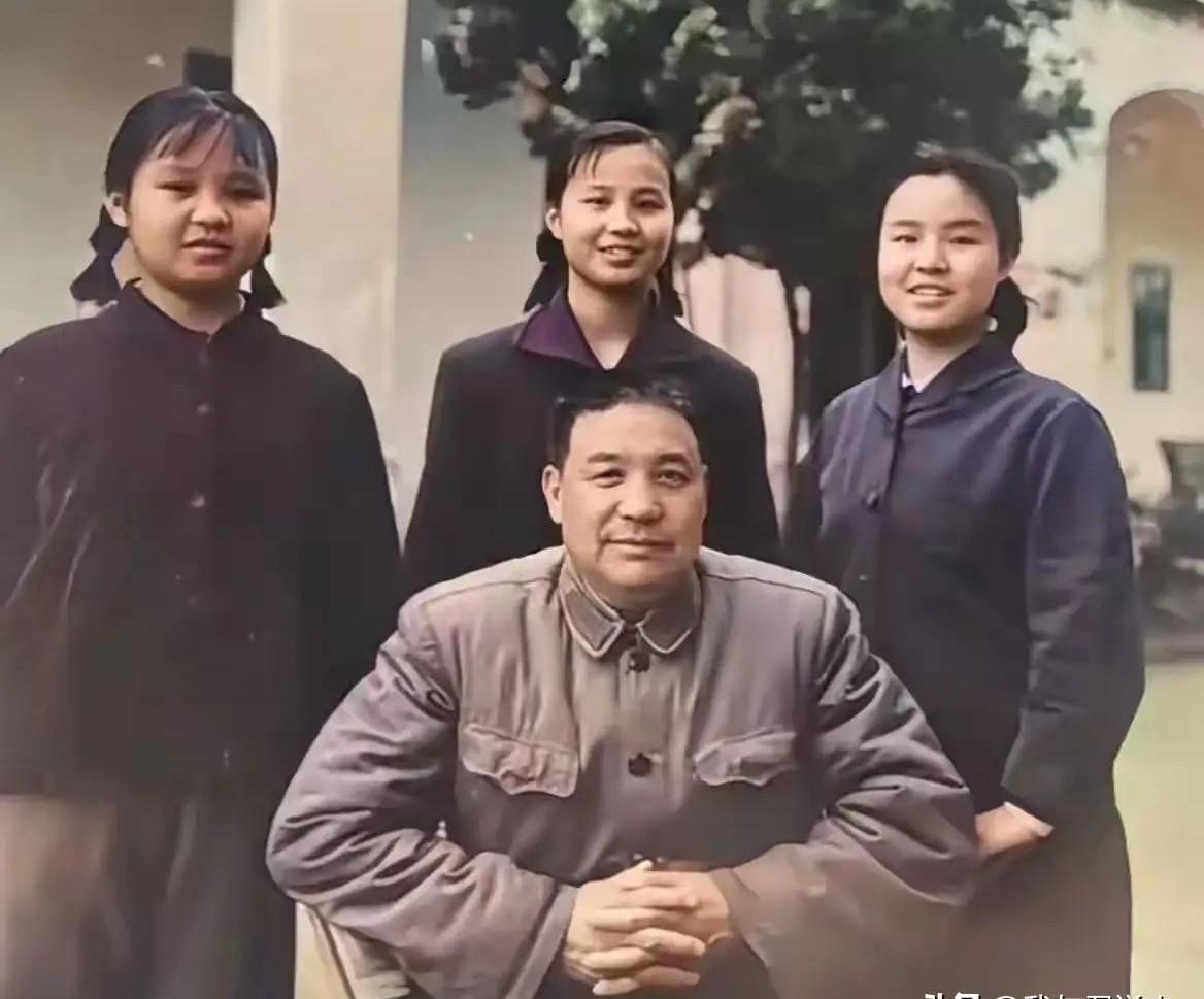 这张老照片可不简单，照片里的男人，就是那位在朝鲜战场上，让美军第7师和陆战1师都