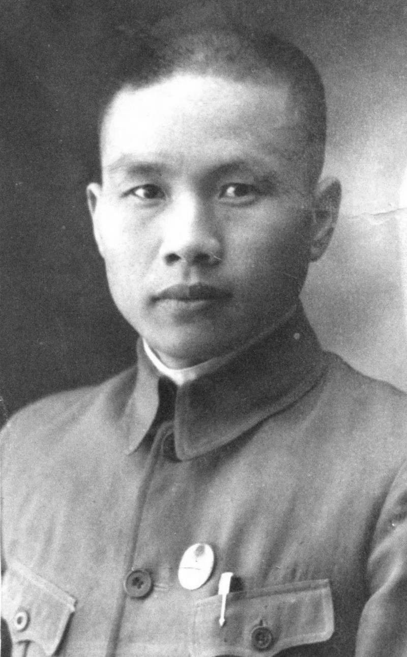 1934年，周镐被捕，负责审讯他的，是他的旧友，旧友支开手下，对周镐说：“只要你