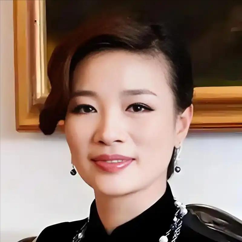 “温州女富商”胡洁有多狠？前夫刚被她送入狱，后脚带娃嫁周立波。主要信