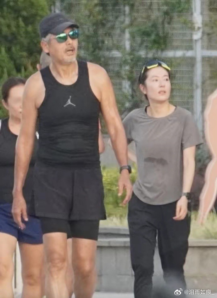 周润发带43岁的唐诗咏跑步，当街为对方拉伸，手法好娴熟啊[捂脸哭][捂脸哭]​​​