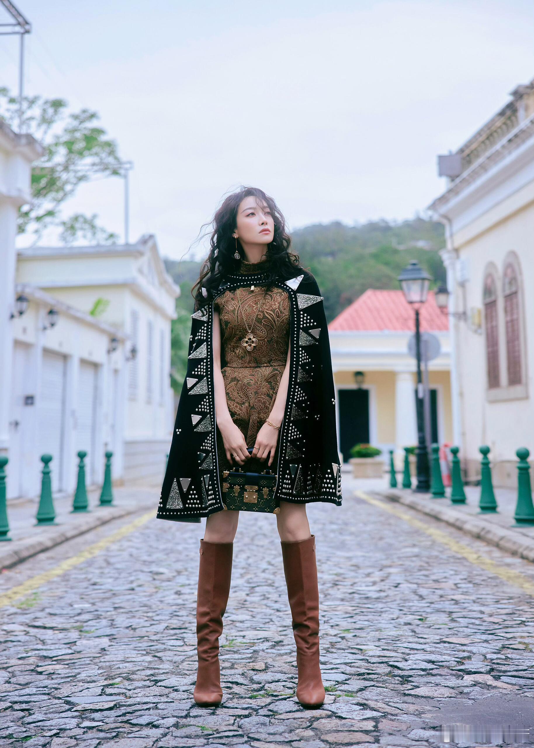 宋茜身着LouisVuitton亮相澳门2026早春大秀，代言人气场全开！个性