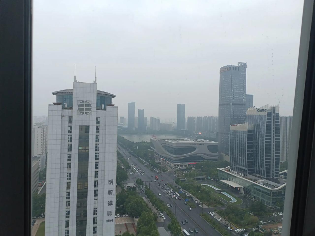 股市里有一批这类的股票，低市净率、低市盈率、低价、分红稳定、基本都是连续十年以