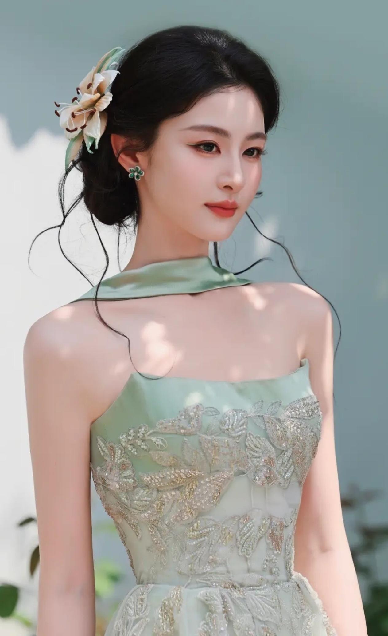 清透湖蓝，国风仙气拉满，盘扣轻纱，温柔漫过山海，一袭浅青，自带清冷书卷气。湖青