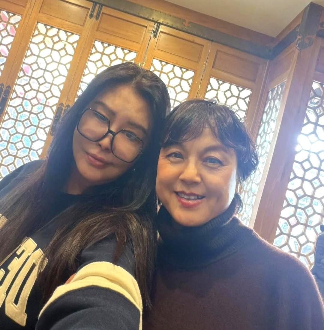 王祖贤59岁了，最近在温哥华被拍到，脸有点僵。这还是当年那个聂小倩吗？反差太