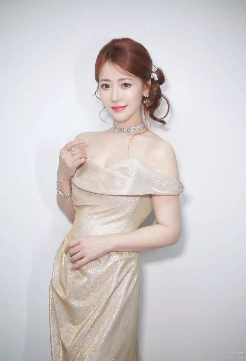 文亦娱乐陈紫函穿繁花纱裙靓丽吸睛！美貌迷人像极了花仙子