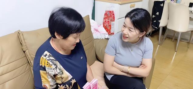 婆婆拿着一千块钱进来：“拿去，以后别喊我妈了。”儿媳妇：“又发哪门子疯？”婆