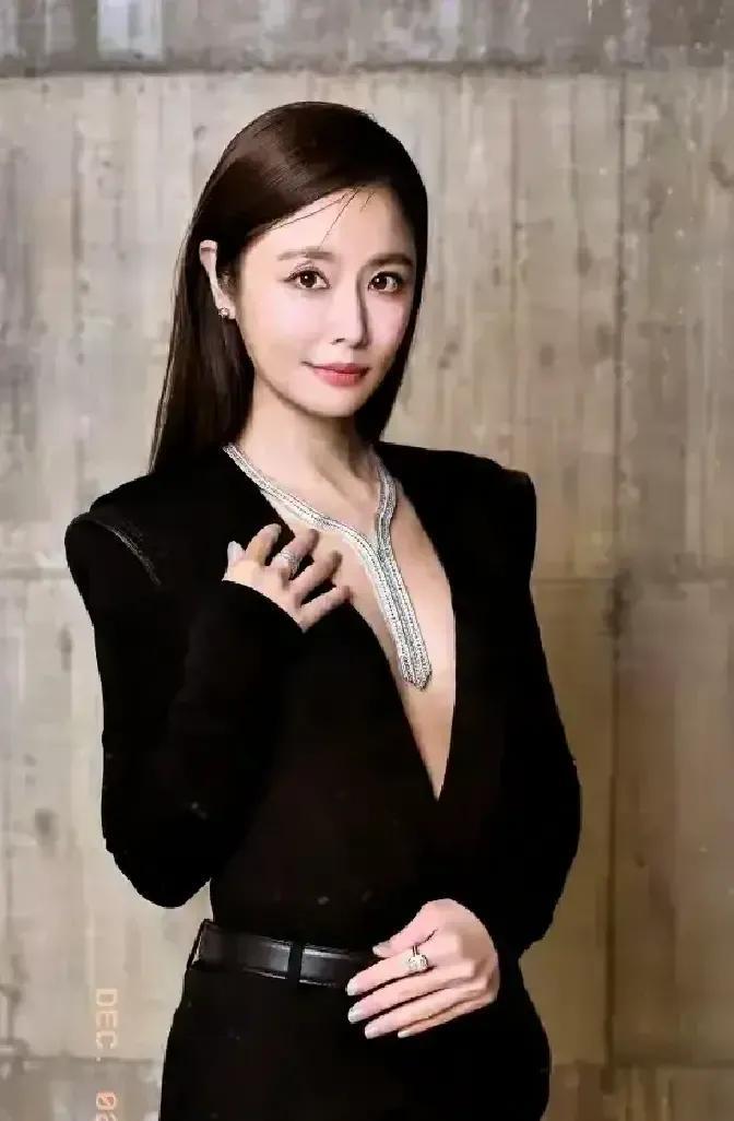 她瘦了。腰细了，脸也小了。戒宵夜，八千步，拎着两升水壶走路的那种。大家夸她