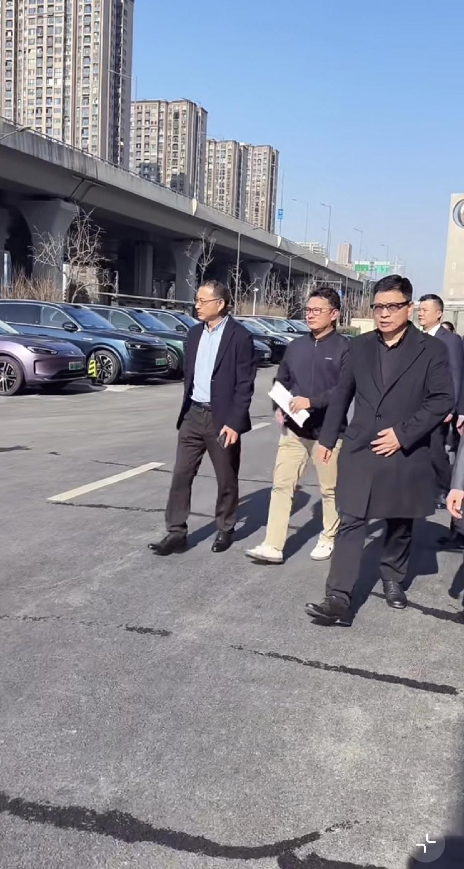 余承东情人节耍酷，跑到安徽合肥的华为专卖店，穿了呢子大衣戴墨镜，他快回老家了，特