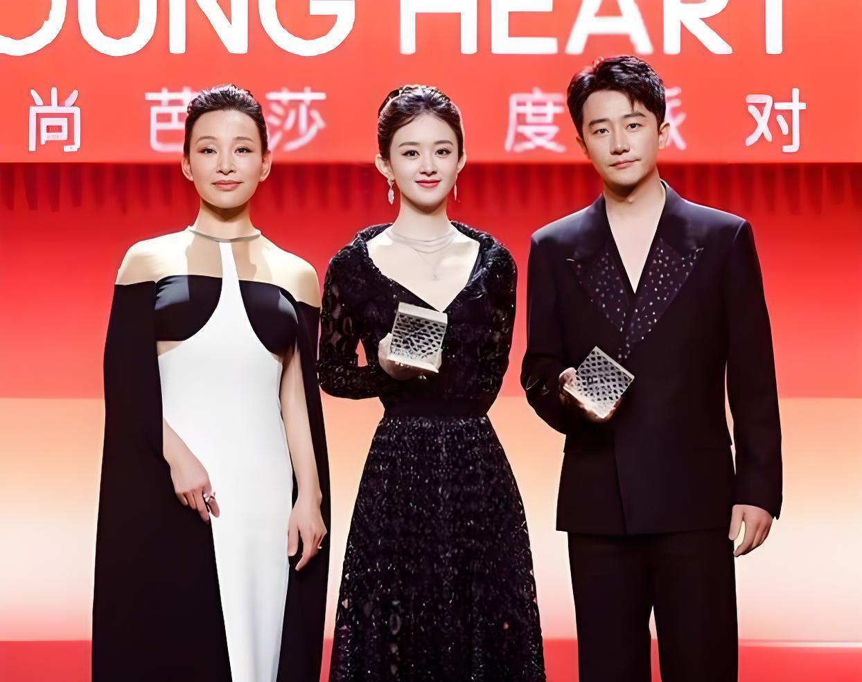 你绝对想不到，赵丽颖和黄轩这张合影里，最抢镜的竟然是左边这个女孩。当时剧宣现场