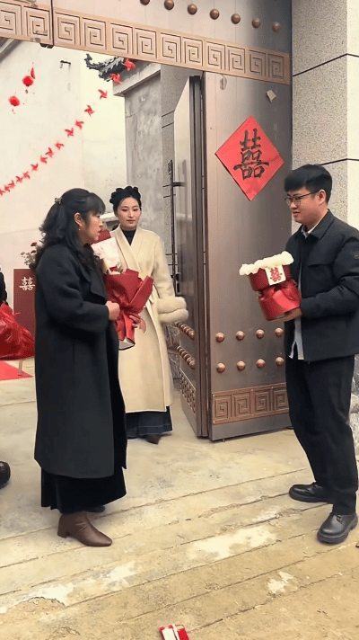 “笑不活了!”河南,一场订婚宴,男子捧着花四处找媳妇,结果人就站在面前他却没认出