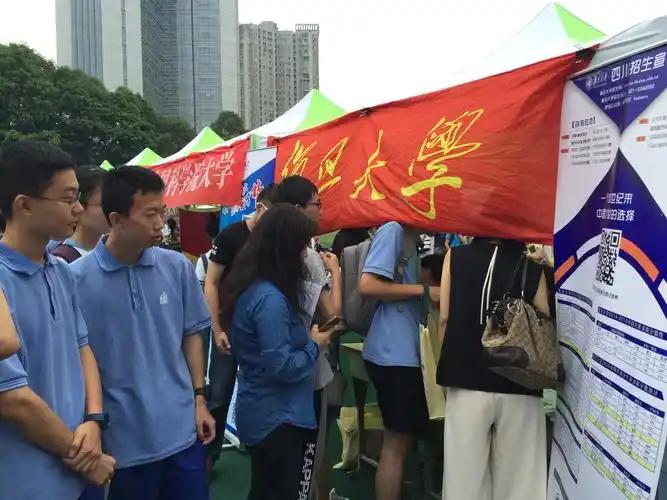 这风向，真是彻底变了。 当无数考生还在挑灯夜战、盘算着报考金融、新闻这些传统