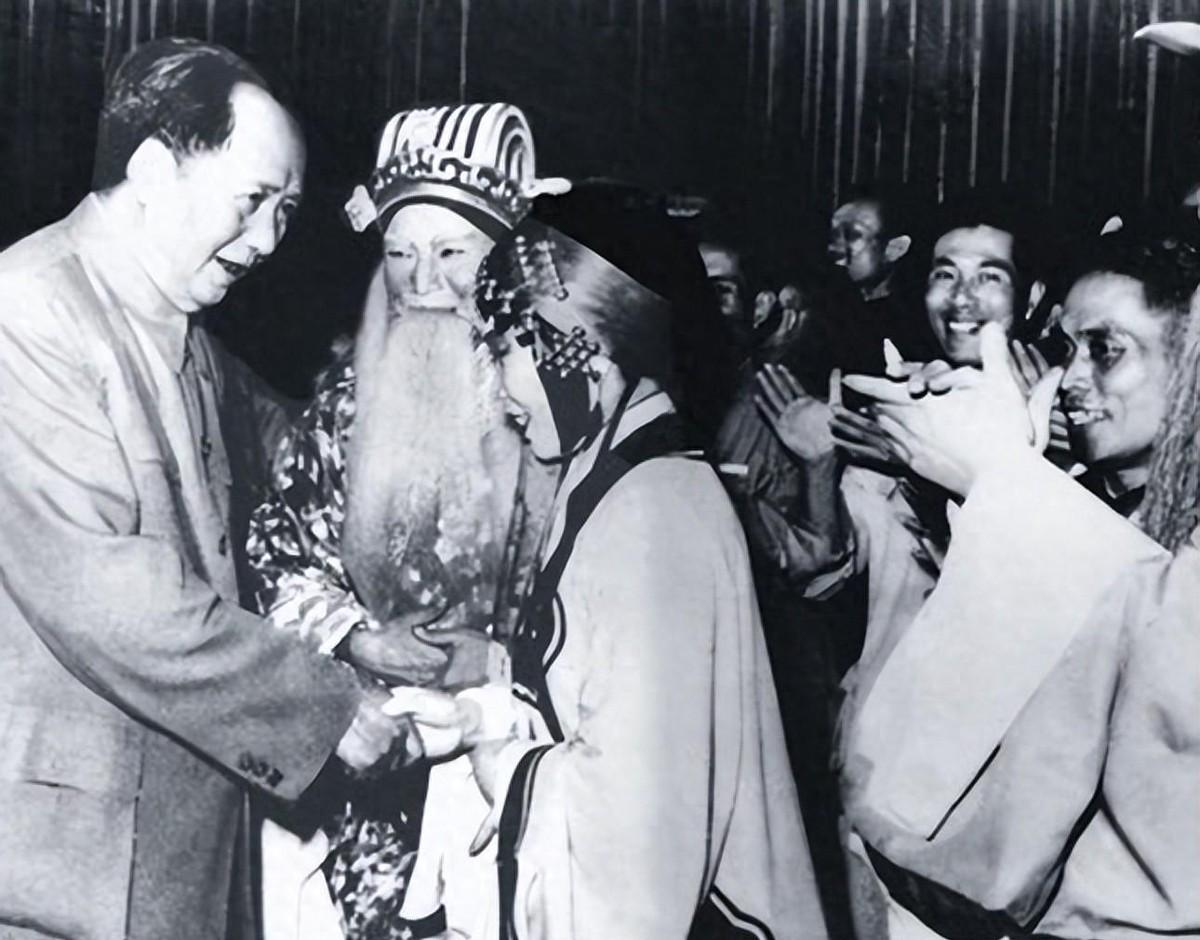 1959年伟人与左大玢相见时，半开玩笑地问他为何姓左不姓右，这其中有什么有趣的原