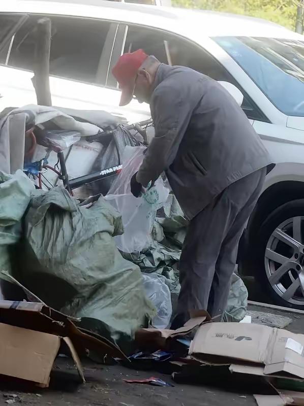 我卖废品时，一位大爷问我：“姑娘，这些旧衣服卖给我行不行？”我问：“您收这些衣服