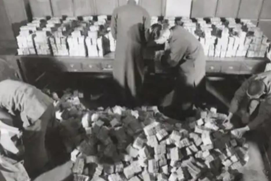 1949年蒋介石将近400万两黄金转运台湾，折合125吨，按现价估算价值超千亿。