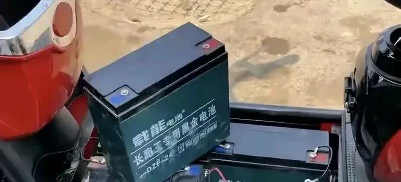 最近，比亚迪推出了专为电动车设计的刀片电池，它由汽车电池技术改良而来。此电池一上