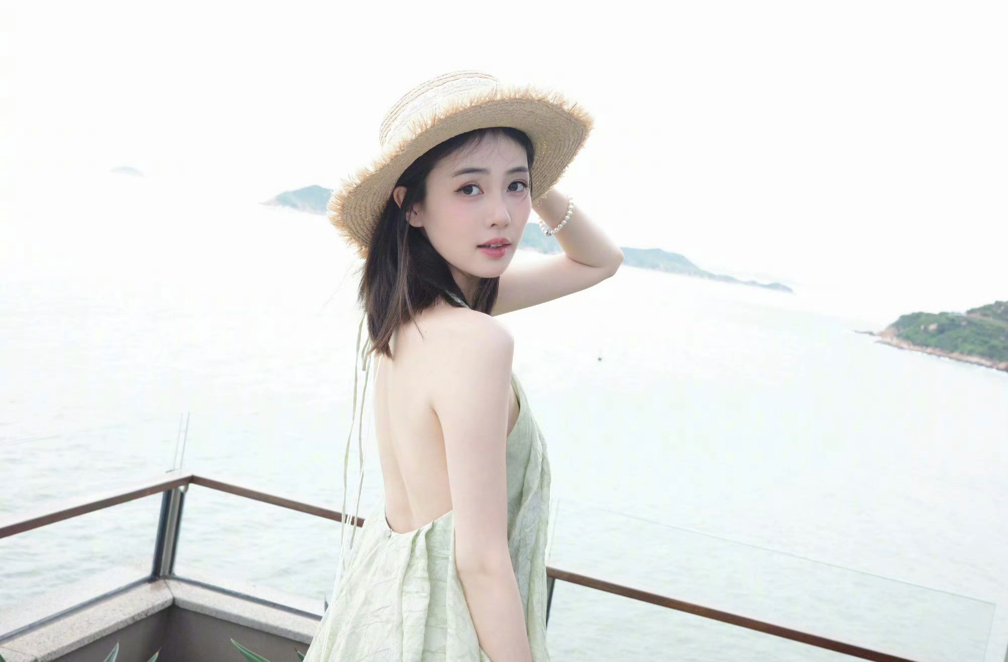 白鹿白鹿碎花泳衣白鹿开到荼蘼“你是海平线的终点是我愿意披星戴月去爱的人”