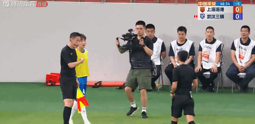 备受关注的天王山之战，成都蓉城客场挑战上海申花，卡牌大师马宁将担任本场比赛主裁判