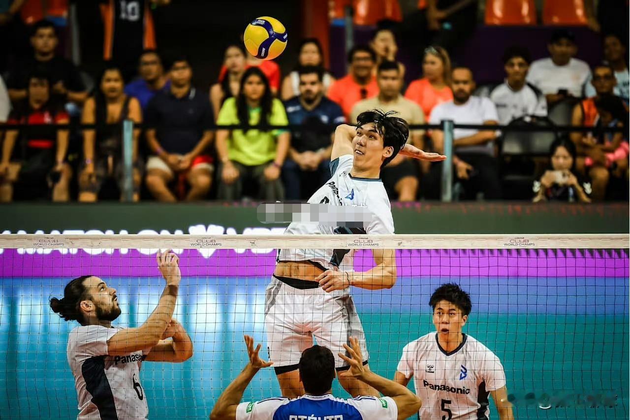 2025年男排世俱杯B组第一轮，日本大阪布鲁顿男排3-0战胜巴西克鲁塞罗男排，彭