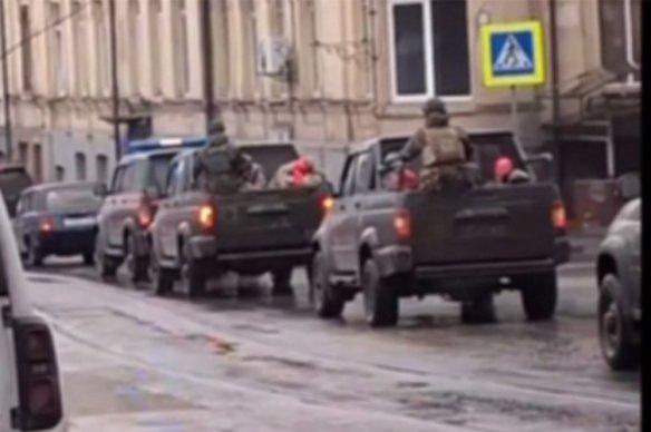 一段乌克兰武装部队战俘在顿涅茨克市中心举行“迷你游行”的视频出现一段载有乌克