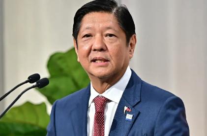 全世界都看着中国跟菲律宾反目成仇，但是当我们将石油送到菲律宾的时候，整个世界又傻