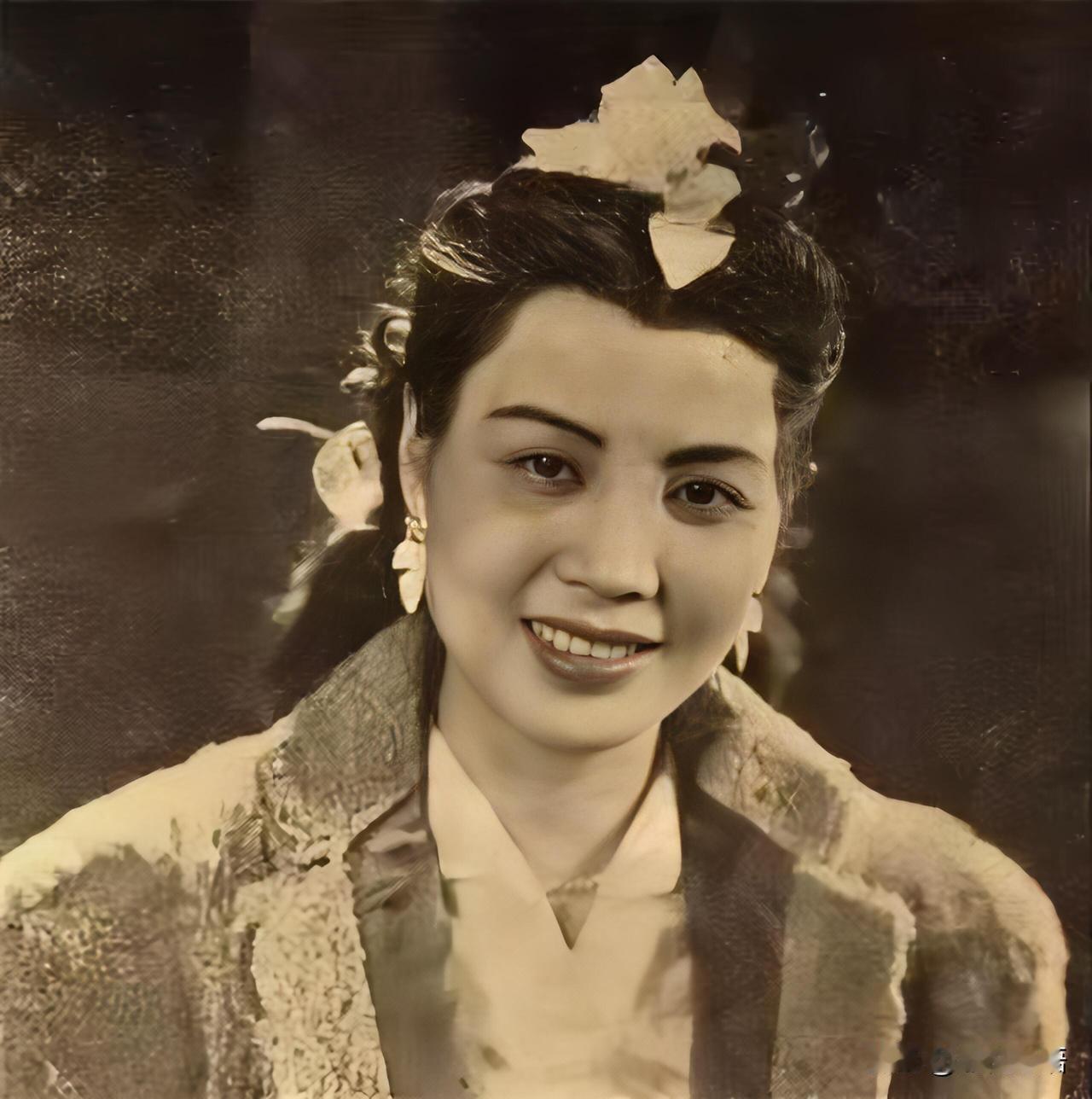 1942年1月19日，上海国际饭店。一位穿素雅旗袍的女子走进客房，只说了句