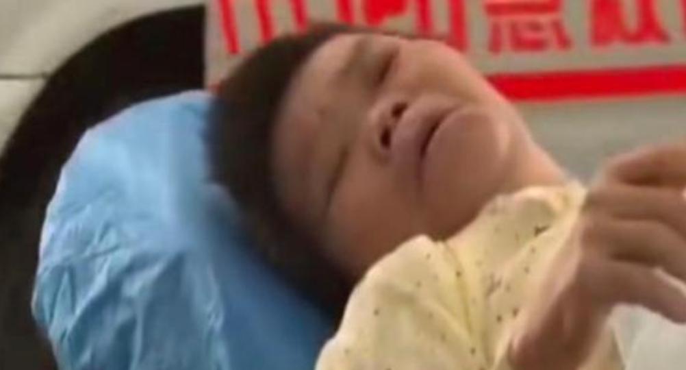 抛夫弃子23年，瘫痪后，唯恐连累现任丈夫和小女儿，居然花钱雇车，将连同担架的自己