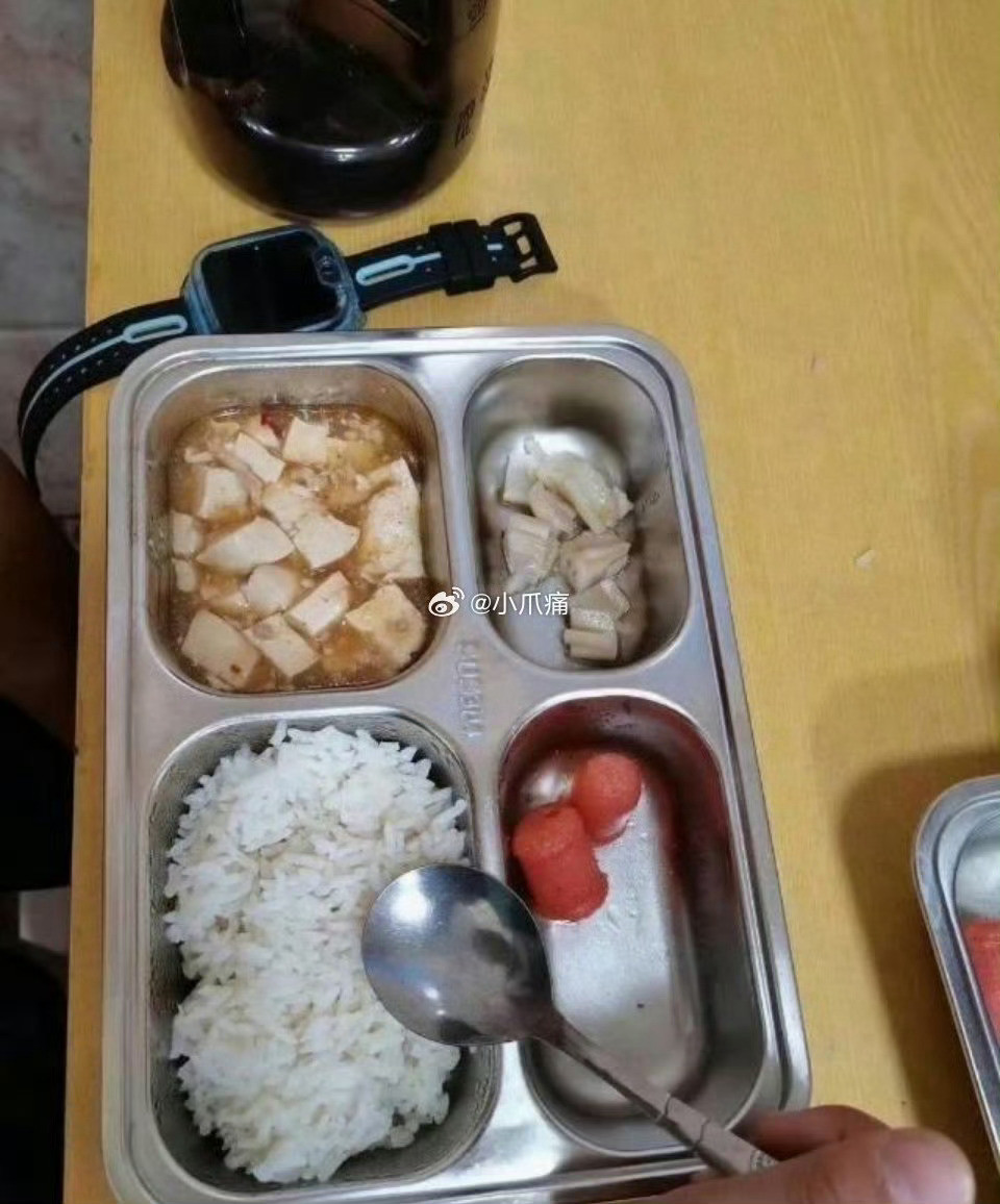 左边是托管老师发的图片，右边是孩子不舒服我中午过去实际看到的。​​​