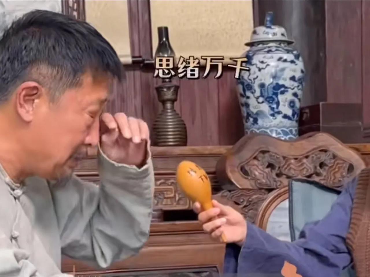 《生万物》杨幂上完老年妆就中气十足地大喊：“脚”，欧豪马上就跑过来了，他惊奇地问