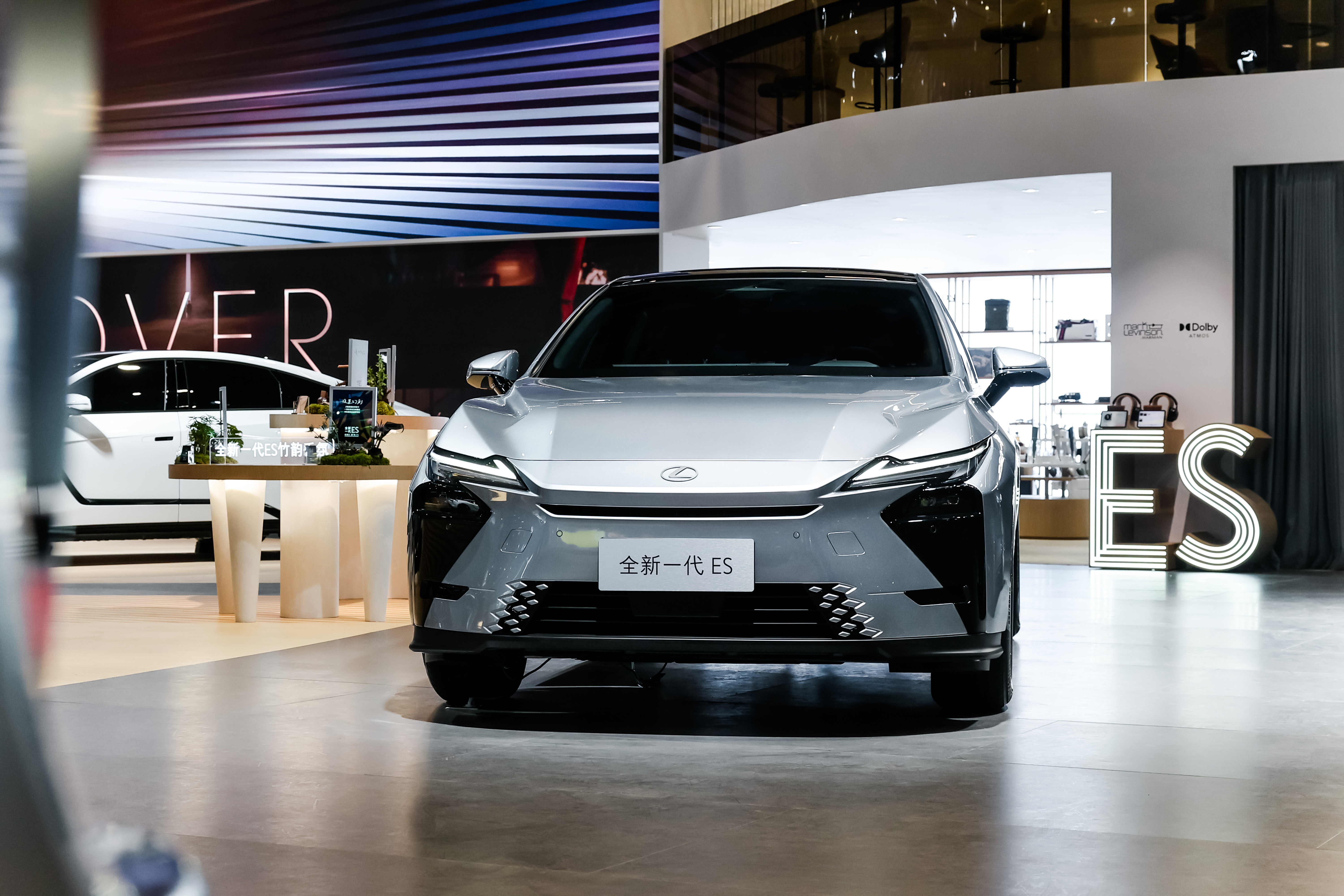 全新一代ES300h上市价：29.99万起，今天来了好多配色，一会儿拍拍，