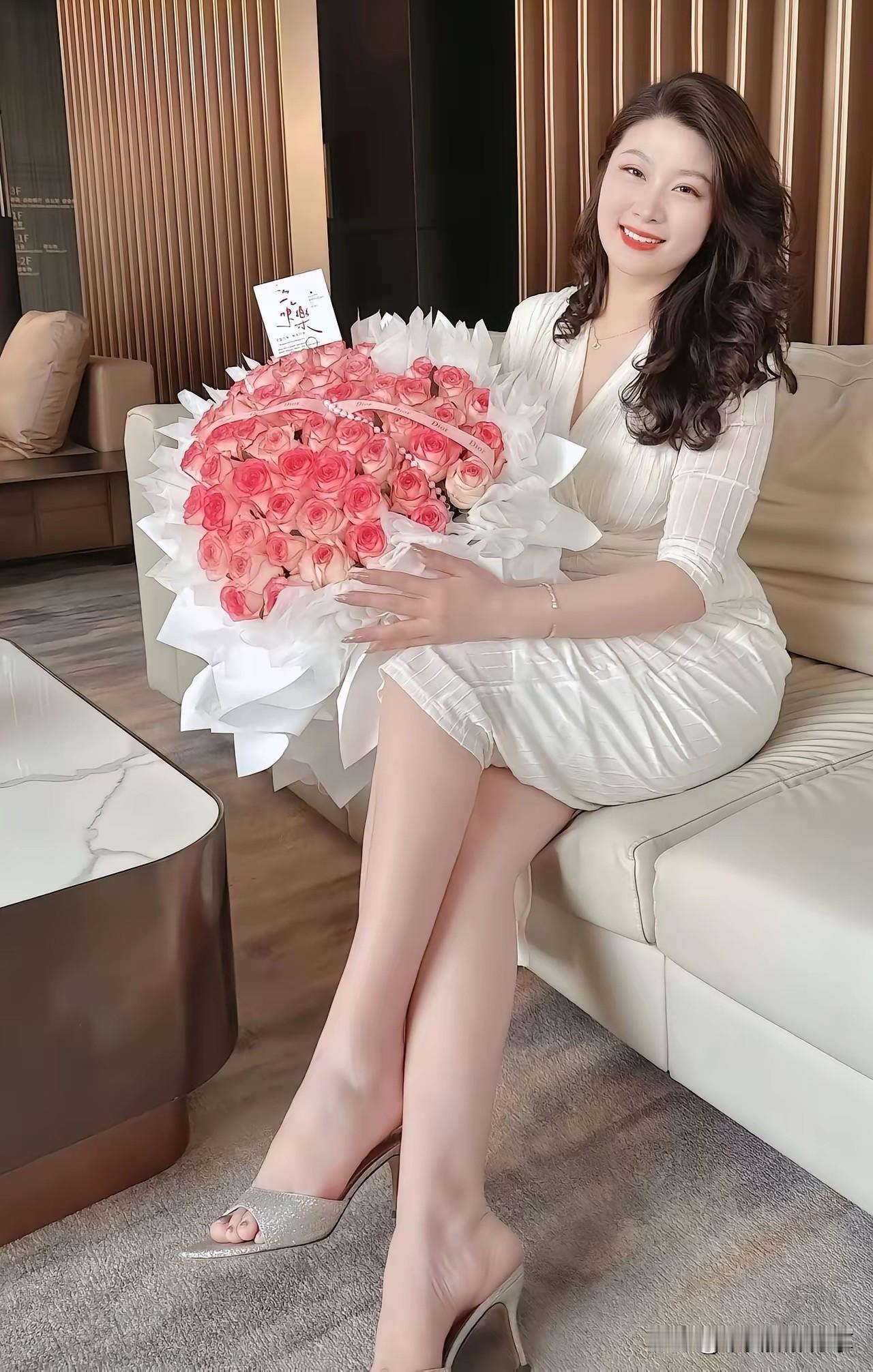 粉色玫瑰花，宛如温柔梦境的化身。它不像红玫瑰那么热烈，也不像白玫瑰那样高冷，只是