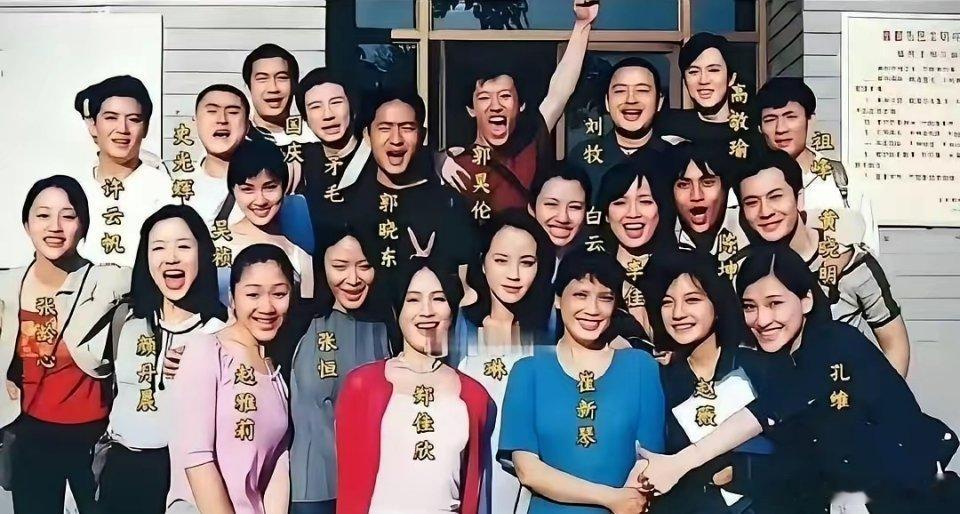 黄晓明当年在班里是颜值天花板这话一点不假！他五官立体，浓眉大眼，轮廓硬朗，自带一