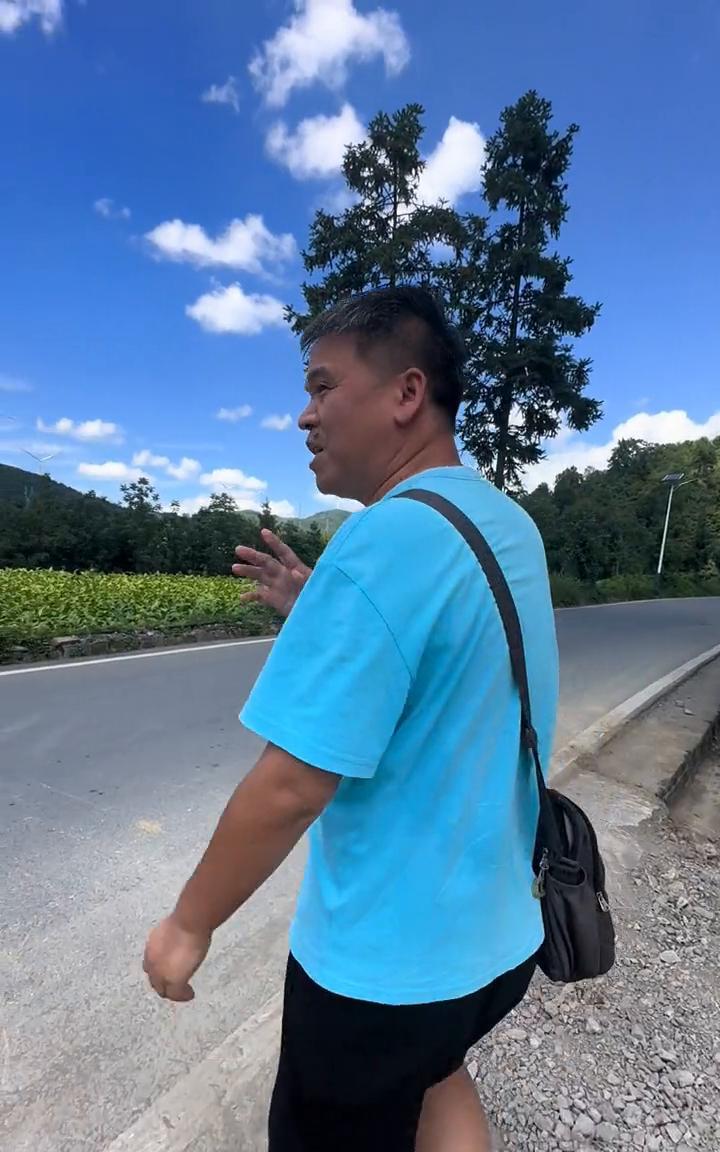 重庆武隆避暑一千六百块钱一个人一个月包吃住。这是武隆的寺院坪，海拔高度现在只有一