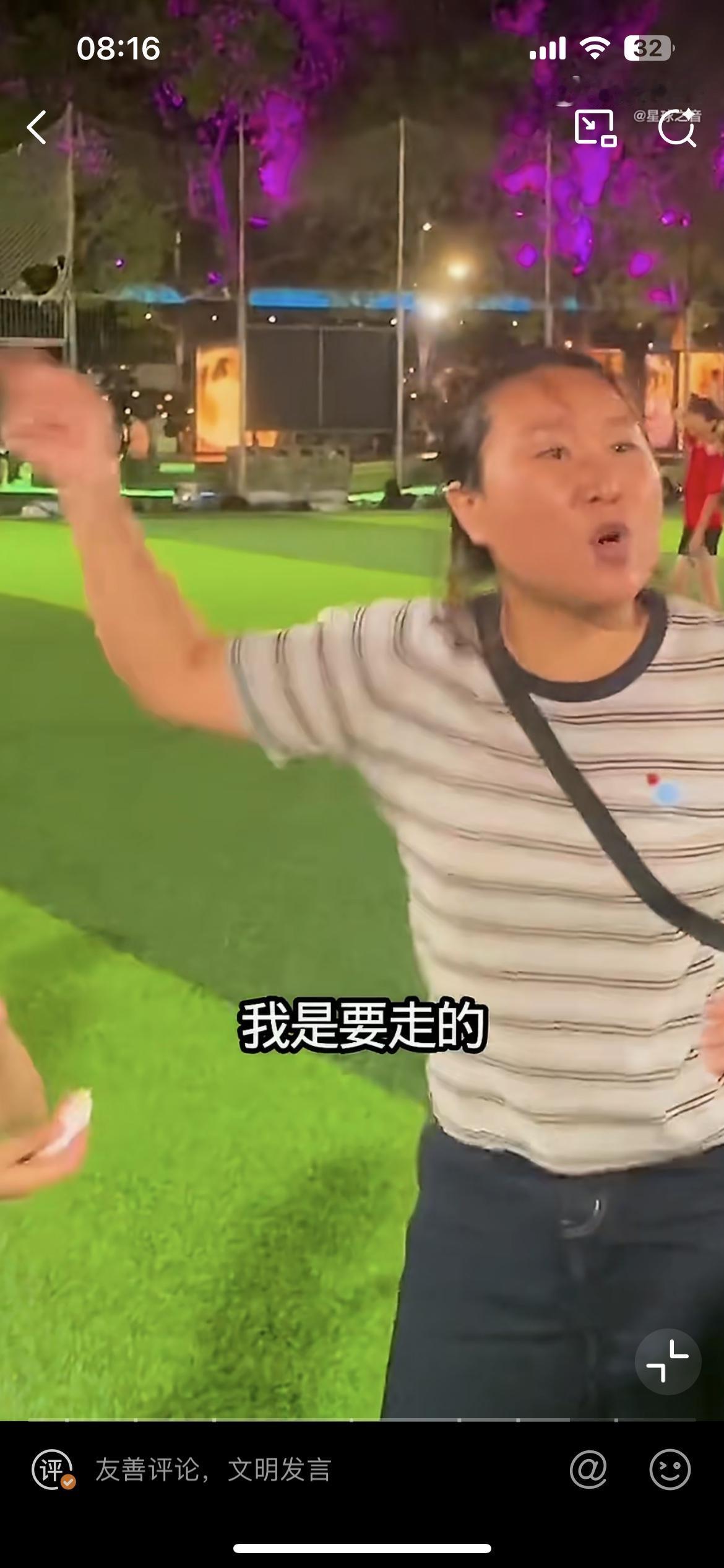 小女孩不懂事横穿足球场，被球员劝告。却没想到惹怒了这位妈妈，她一赌气停在了足球场