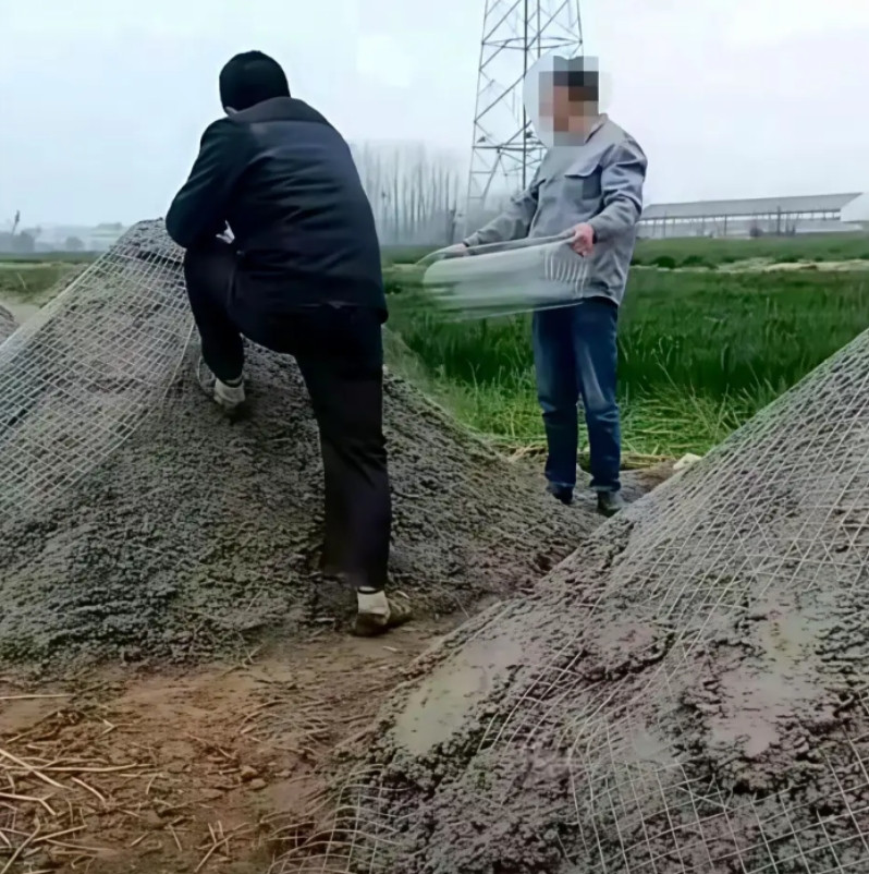 以前住的都是土房子，现在改成钢筋混凝土了。加固祖坟，孝顺的子孙想出了奇招！