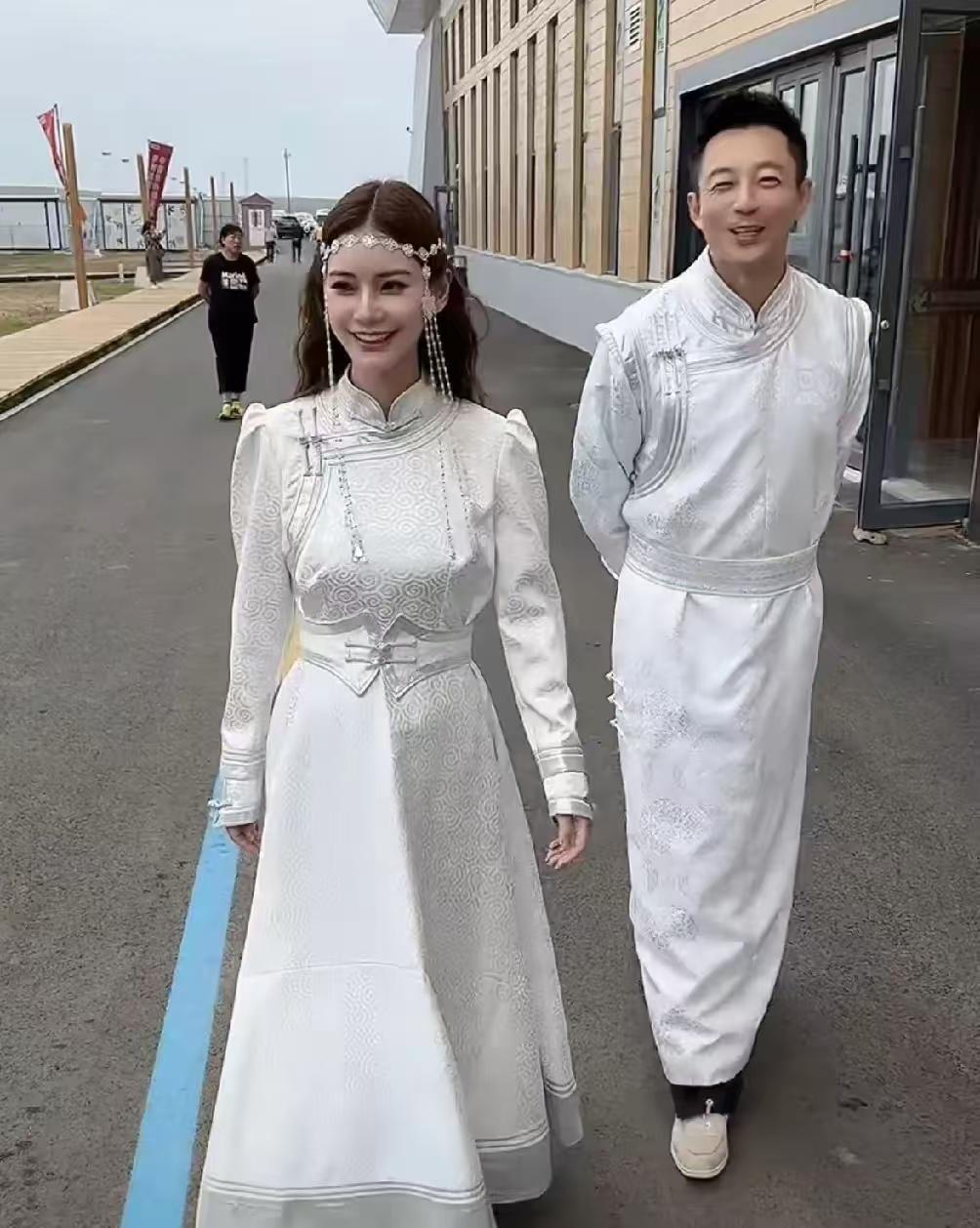 小玥儿穿上蒙古装了！好美啊！马筱梅真是很好的后妈，去了蒙古就给小玥儿安排上了草