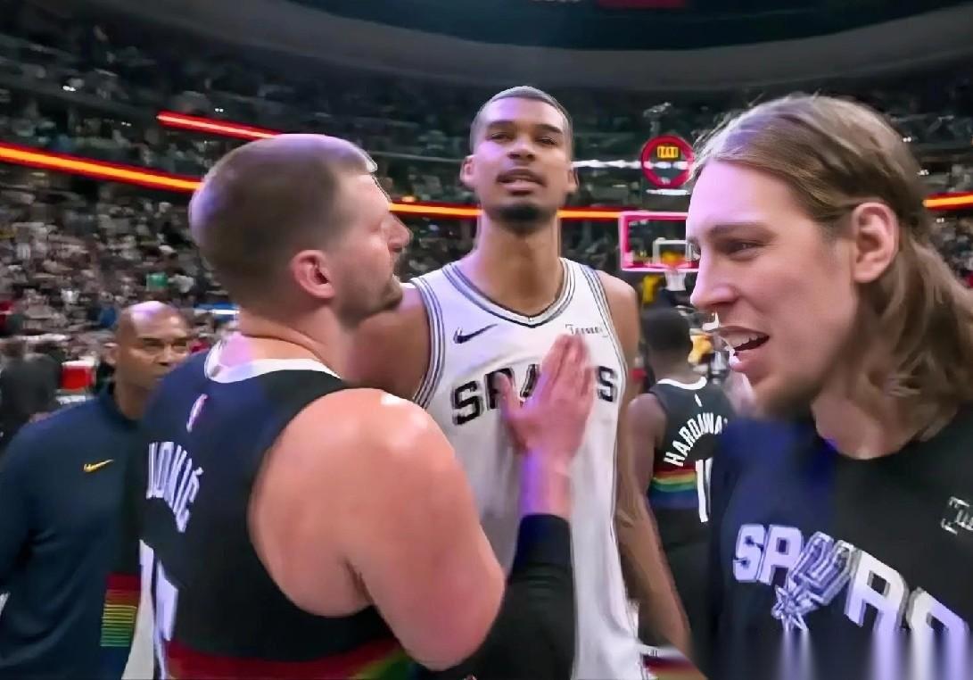 看到赛后约老师拍文班亚马胸脯这一幕，那句名言又跳出来了。掘金通过加时险胜马刺，也