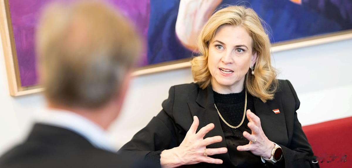 奥地利外长贝亚特·迈因尔-赖辛格在接受《世界报》采访时称，特朗普曾准备“赠予”普