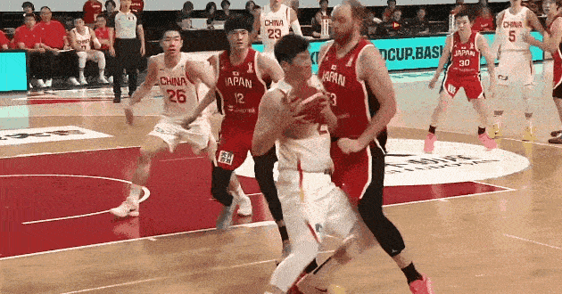 这哨也太离谱了！胡金秋抢篮板被假摔碰瓷，直接吹违体？看这GIF！胡金秋稳稳