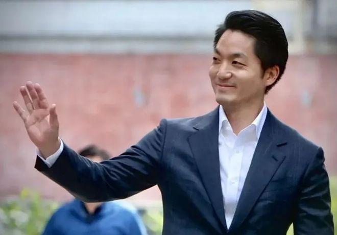 蒋万安要是输了，怪不了沈伯洋，只能怪他自己。王伟忠、赵少康轮番邀他上节目，他一拖