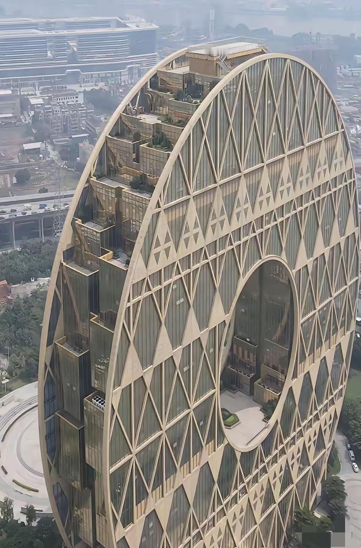 这才是，今年最大的瓜。广州铜钱大厦又又又登上热搜了，这次火原因不是因为它奇葩