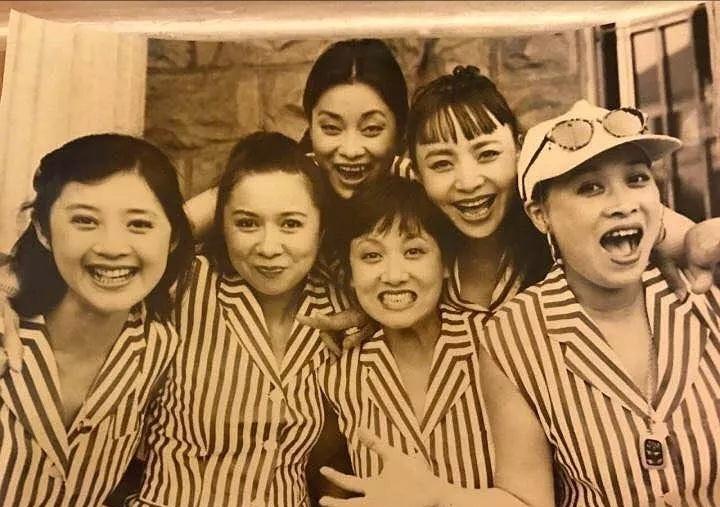 宋丹丹、许戈辉、邓婕、那英、蔡明年轻时，一张罕见的合影，这张照片拍摄于1998年