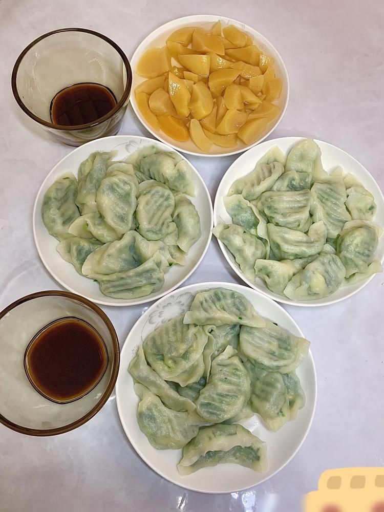 家人们！婆婆包了我最爱的韭菜鸡蛋馅饺子，我本来就饿，一吃直接刹不住车，炫了整整2
