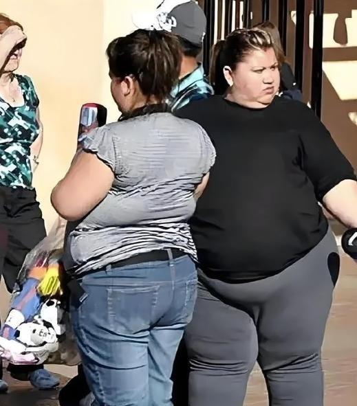 在美国，你要是看到一些体态肥胖，屁股大并且满身是肉的人，放心那大概率是穷人；而看